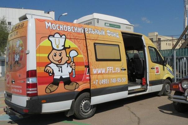 Горячая зимняя еда для бездомных в Нижнем Сусальном переулке Москвы