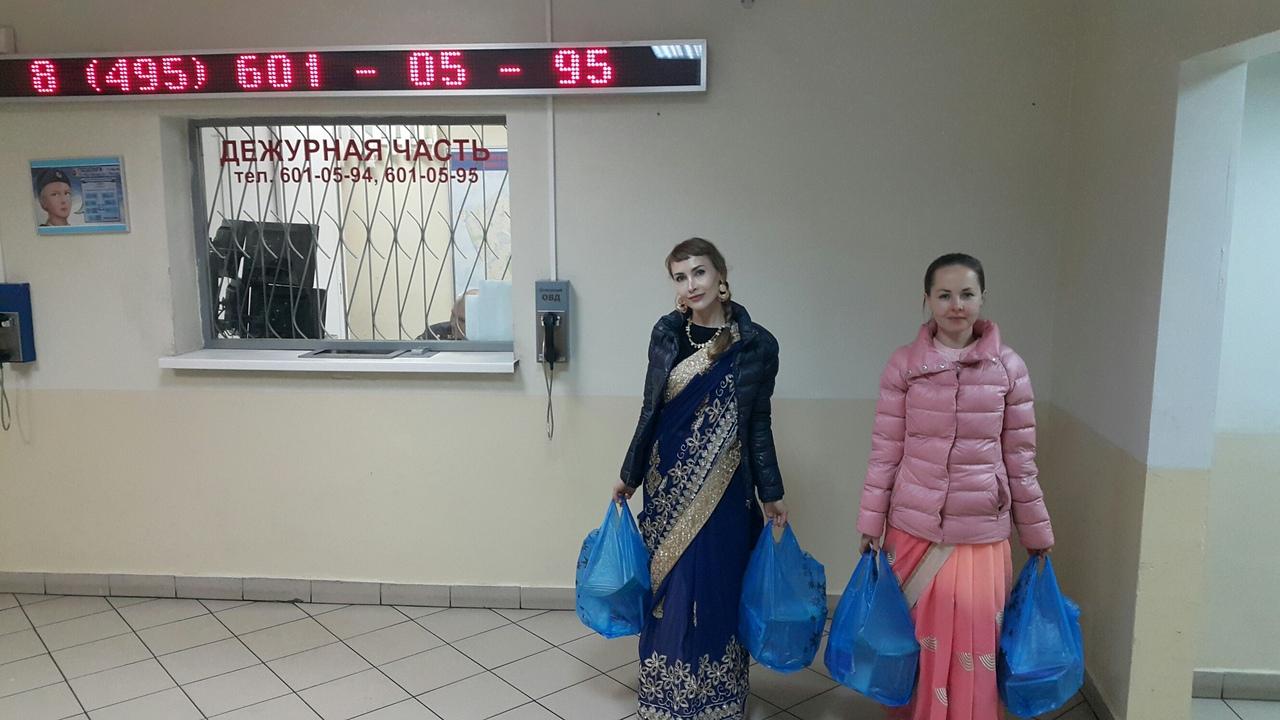 Вайшнавы харинам поздравляют полицию в День работника МВД