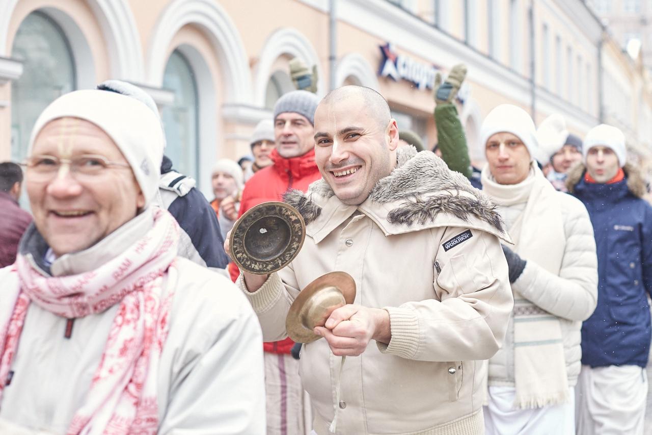 Новогодняя маха-харинама на московском Арбате
