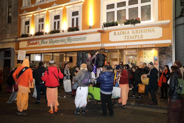 Невероятная новогодняя харинама в Лондоне заставила всех петь и танцевать