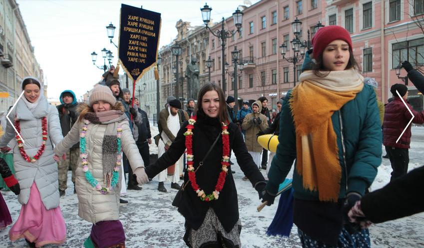 Легкость в одежде и мыслях. Кришнаиты станцевали в самом центре северной столицы