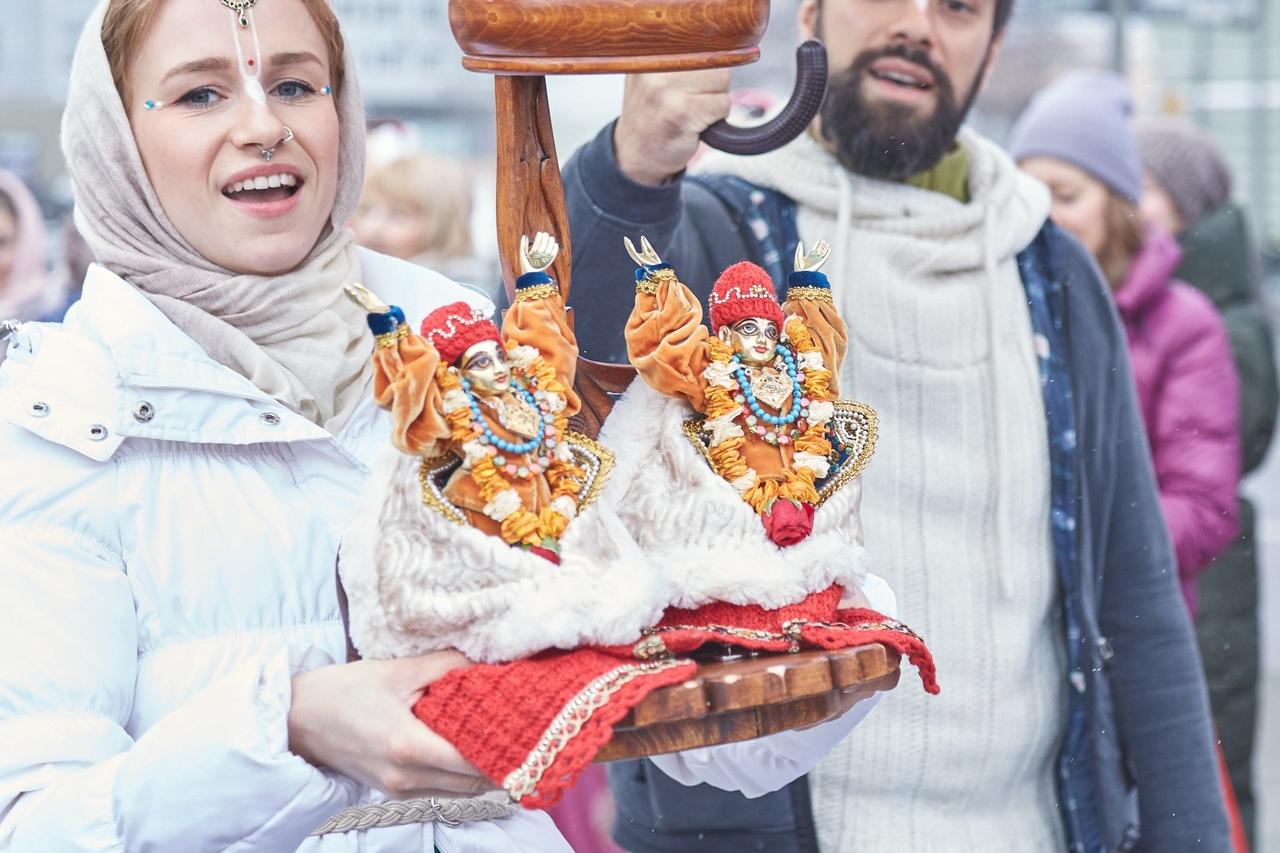 Новогодняя маха-харинама на московском Арбате