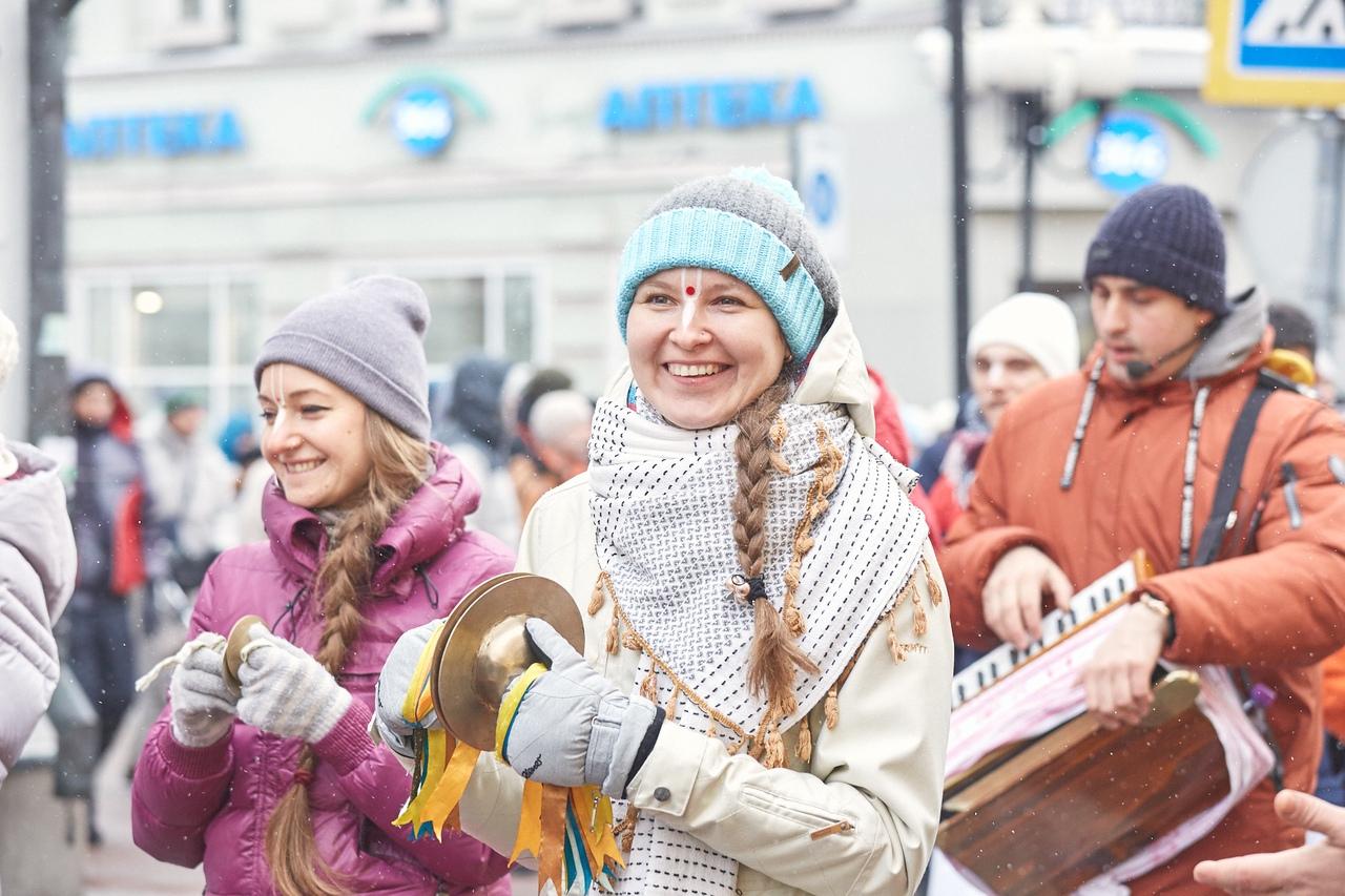 Новогодняя маха-харинама на московском Арбате