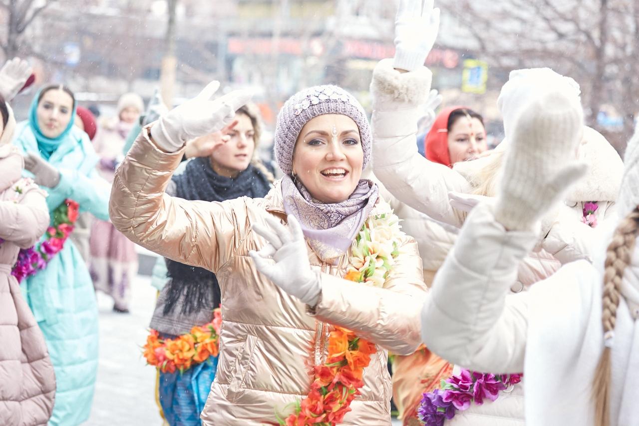 Новогодняя маха-харинама на московском Арбате