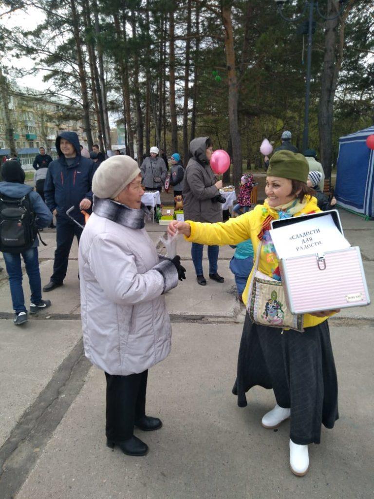 Сладости для радости, или Как мы поздравили ветеранов и других горожан в Амурске