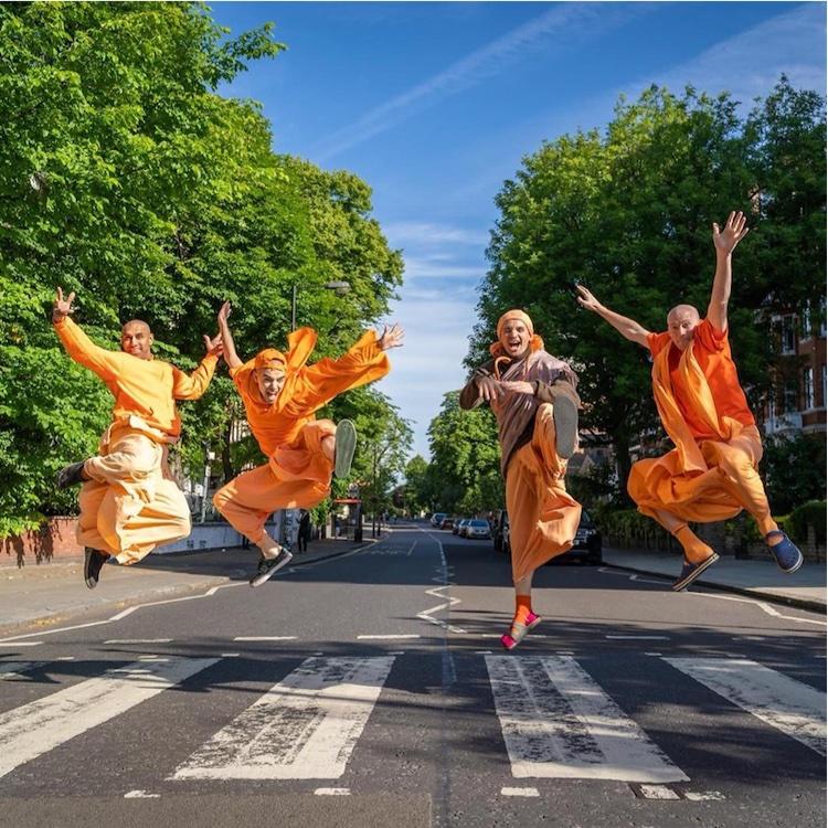 ИСККОН Англии воссоздает обложку альбома «Abbey Road» на свое 50-летие