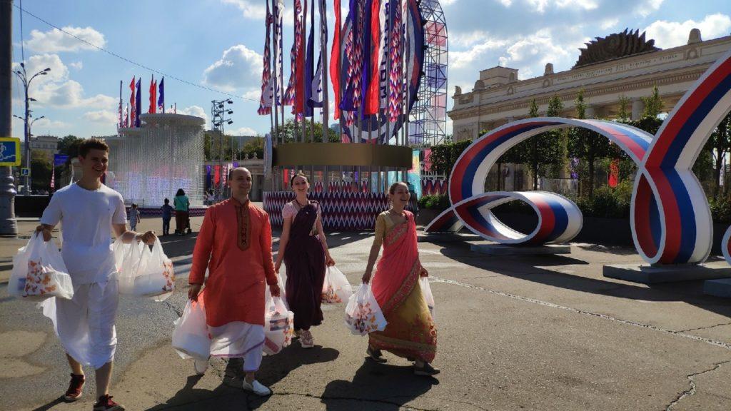 Вайшнавы московских харинам поздравили кшатриев с Днем города