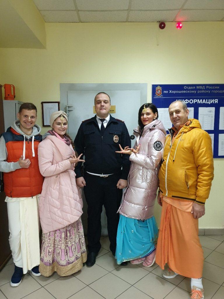 Вайшнавы московских харинам поздравляют полицию