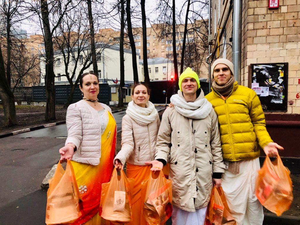 Вайшнавы московских харинам поздравляют полицию
