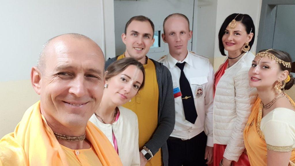 Мы устали... не петь святые имена Кришны!