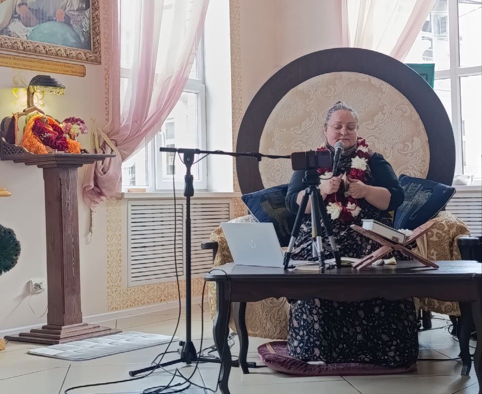 Это изображение имеет пустой атрибут alt; его имя файла - speaking-at-vaishnavi-festival-in-essentuki-on-community-care.jpg