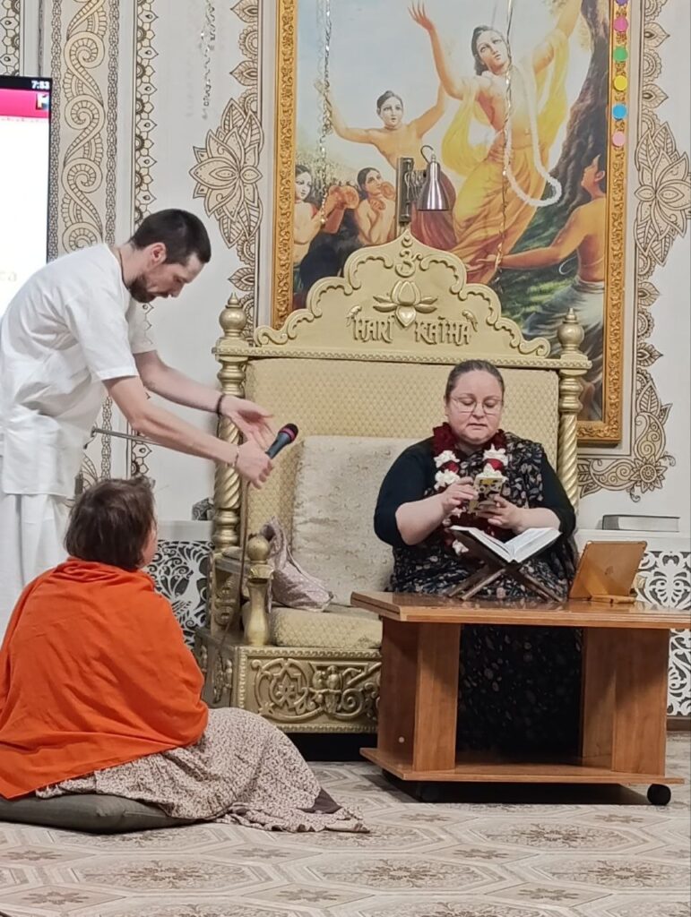 Это изображение имеет пустой атрибут alt; его имя файла - speaking-on-srimad-bhagavatam-in-samara-congregation-771x1024.jpg