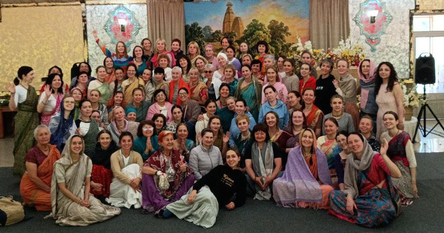 Это изображение имеет пустой атрибут alt; его имя файла - vaishnavi-forum-at-sadhu-sanga-festival-gathering-leaders.jpg