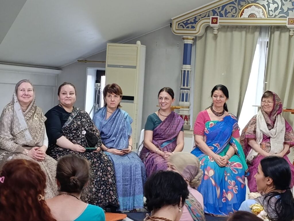 Это изображение имеет пустой атрибут alt; его имя файла - vaishnavi-sanga-in-ilskoye-fostering-dialogue-and-connection-1024x771.jpg