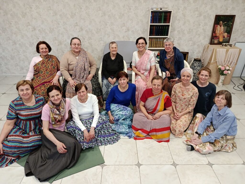 Это изображение имеет пустой атрибут alt; его имя файла - vaishnavi-sanga-in-velikiy-novgorod-supporting-local-outreach-1024x768.jpg